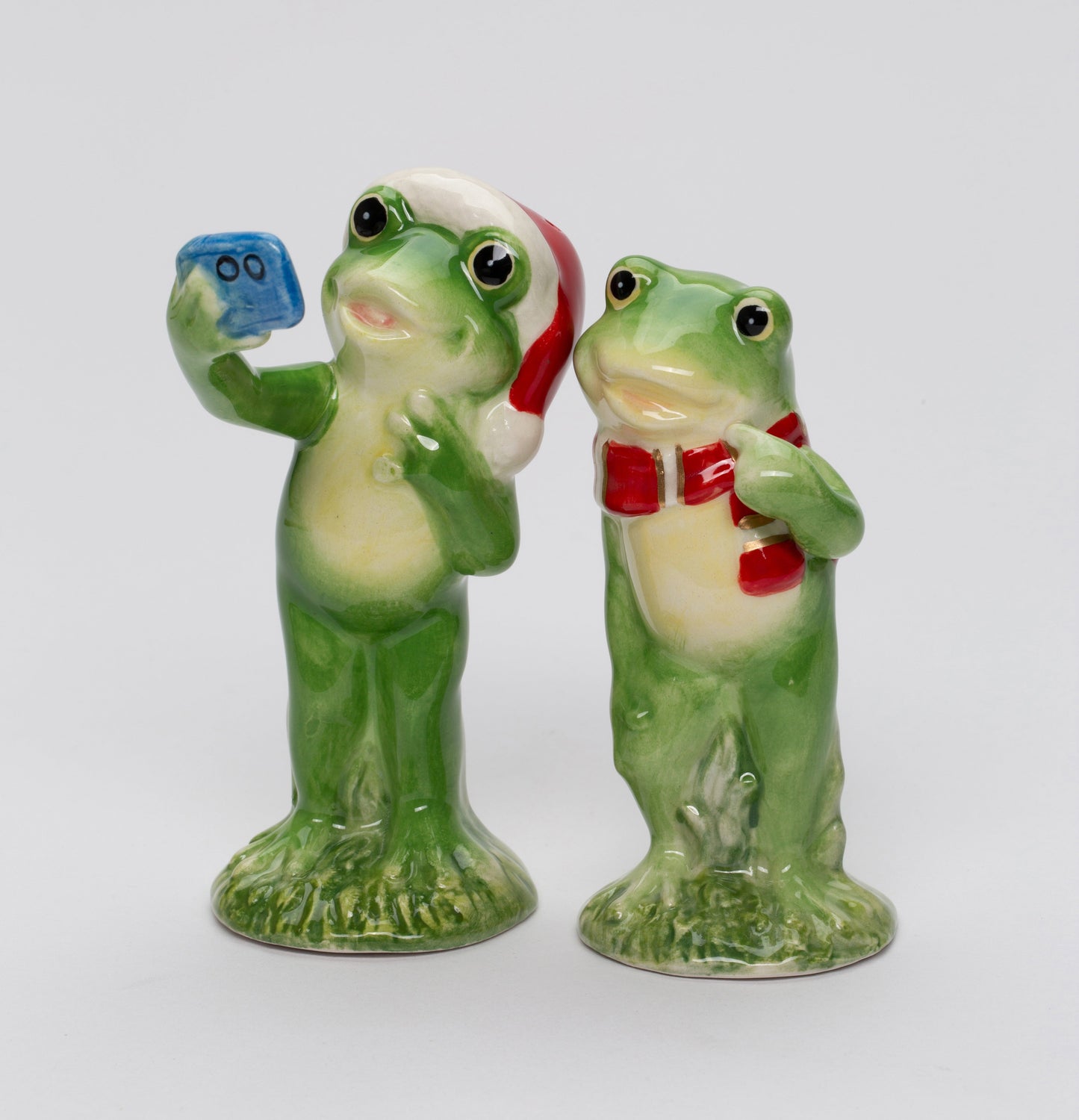 Ceramic Christmas Frog Couple Taking A Selfie Salt and Pepper Shakers Home Décor Gift for Her Mom Kitchen Décor