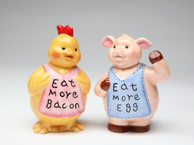 Ceramic Pig and Chicken Salt and Pepper Shakers Home Décor Gift for Her Mom Farmhouse Kitchen Décor Vintage Decor