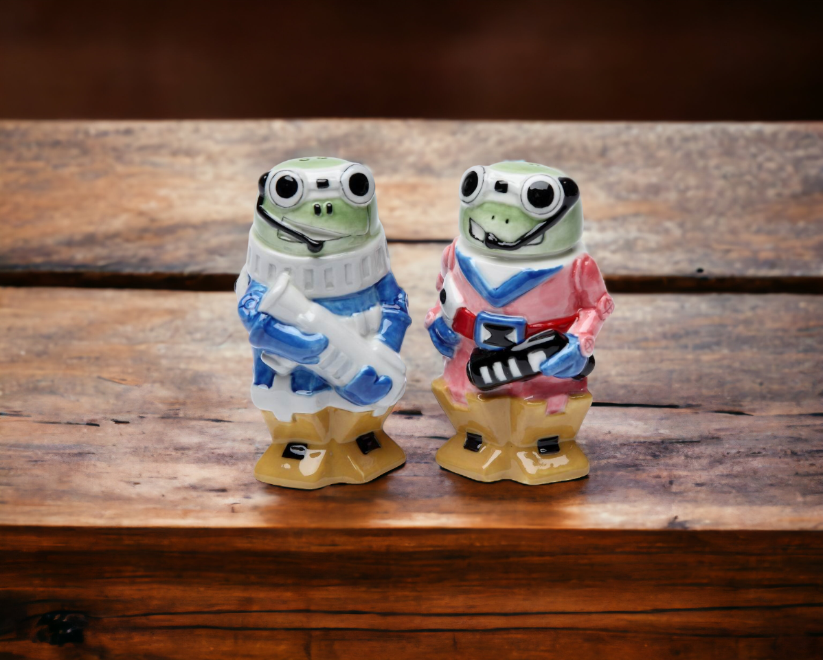 Ceramic Robot Frog Salt & Pepper Shakers Home Décor Gift for Her Mom Spring Décor Cottagecore Nature Lover Gift - Salt