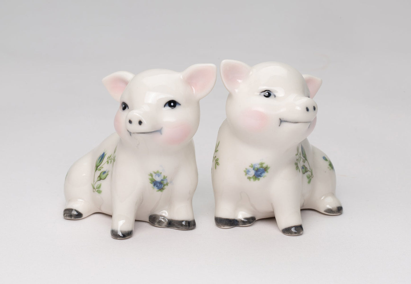 Ceramic Victorian Pig With Blue Rose Pattern Salt And Pepper Shakers Farm Country House Decor Gift for Mom - Salt &