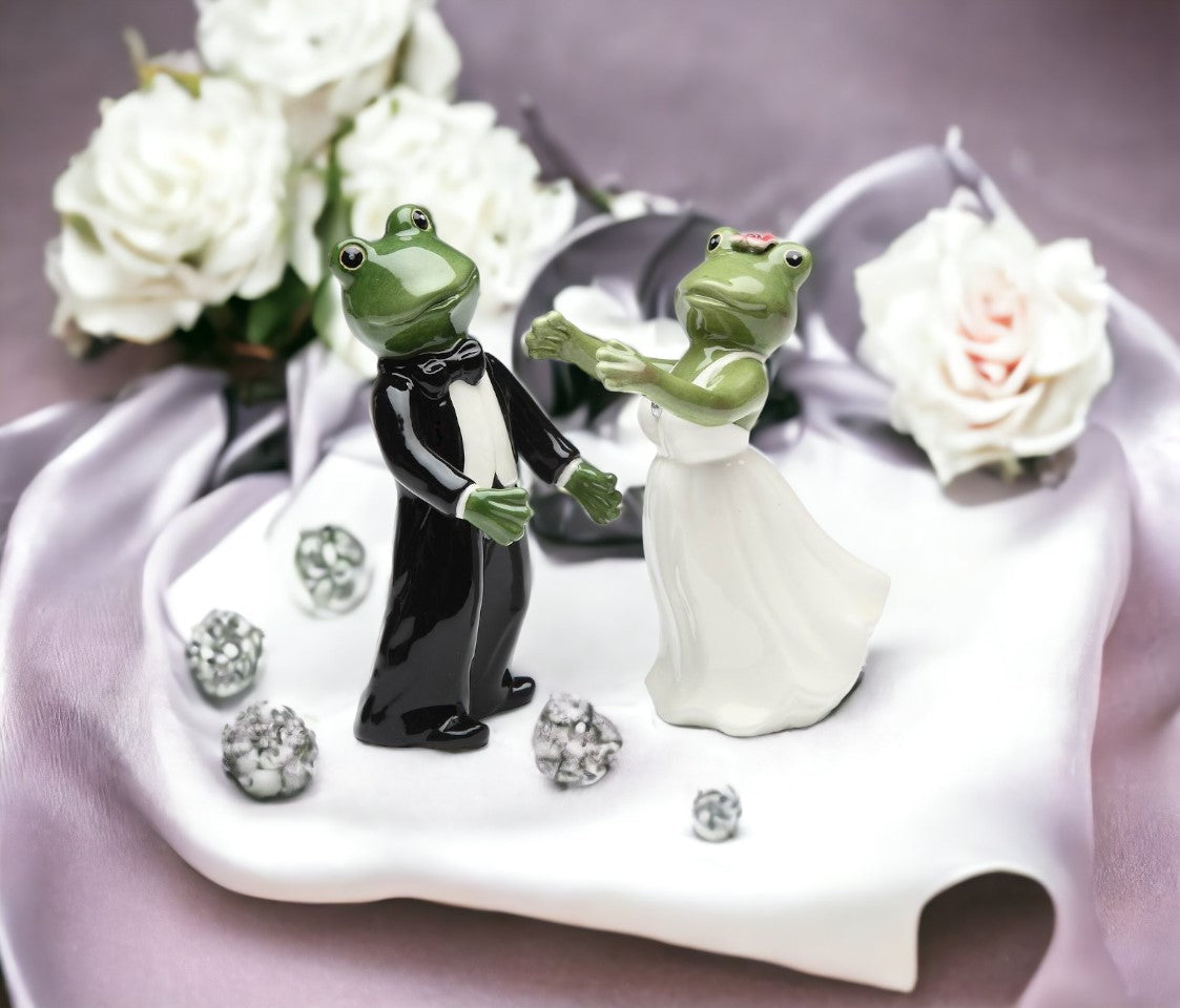 Frogs In Love - Frog Wedding Couple Salt & Pepper Shakers Wedding Décor Wedding Gift Wedding Favor Anniversary Décor