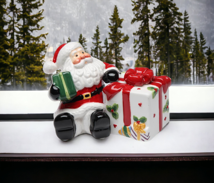 Ceramic Christmas Santa With Gift Salt And Pepper Shaker Set, Home Décor, Gift for Her, Gift for Mom, Kitchen Décor, Christmas Décor