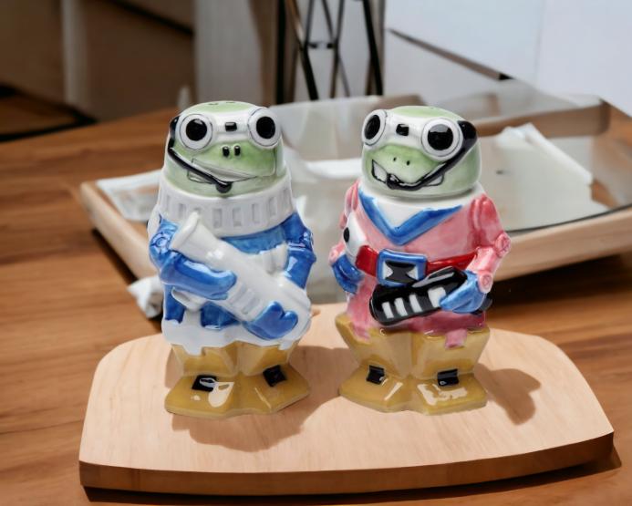 Ceramic Robot Frog Salt & Pepper Shakers, Home Décor, Gift for Her, Mom, Spring Décor, Cottagecore, Nature Lover Gift