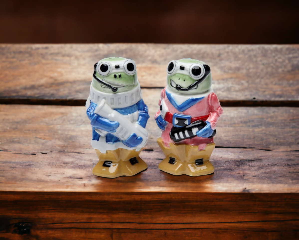 Ceramic Robot Frog Salt & Pepper Shakers, Home Décor, Gift for Her, Mom, Spring Décor, Cottagecore, Nature Lover Gift