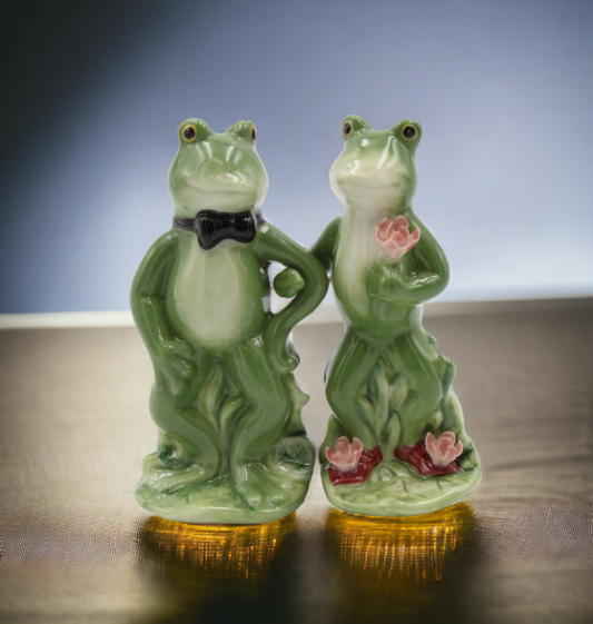 Ceramic Frog Couple Salt & Pepper Shakers, Wedding Décor, Wedding Gift, Anniversary Décor, Anniversary Gift, Home Decor, Kitchen Decor