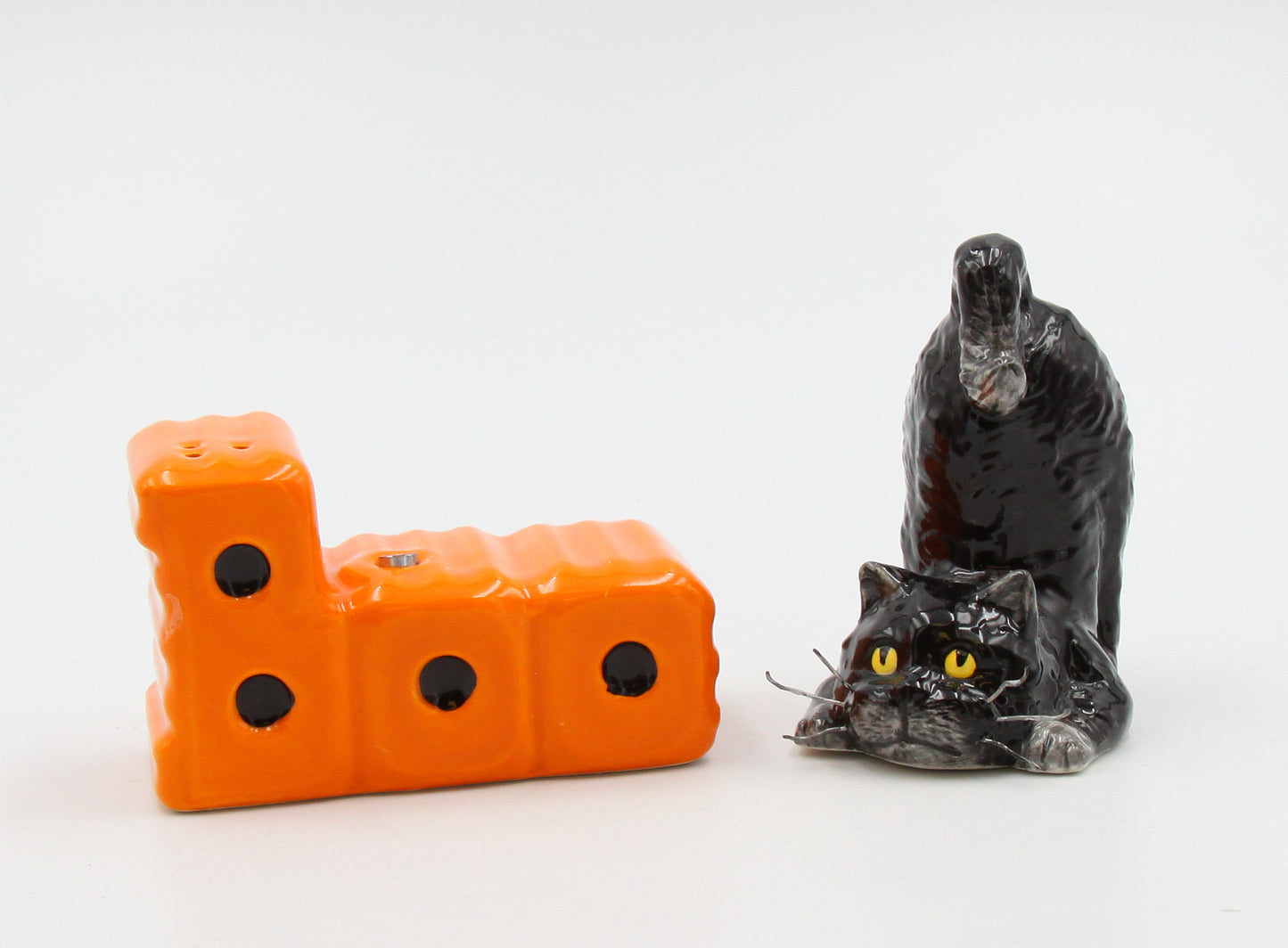 Ceramic Magnetic Halloween Cat Salt & Pepper Shakers, Home Décor, Gift for Her, Gift for Mom, Kitchen Décor, Fall Décor