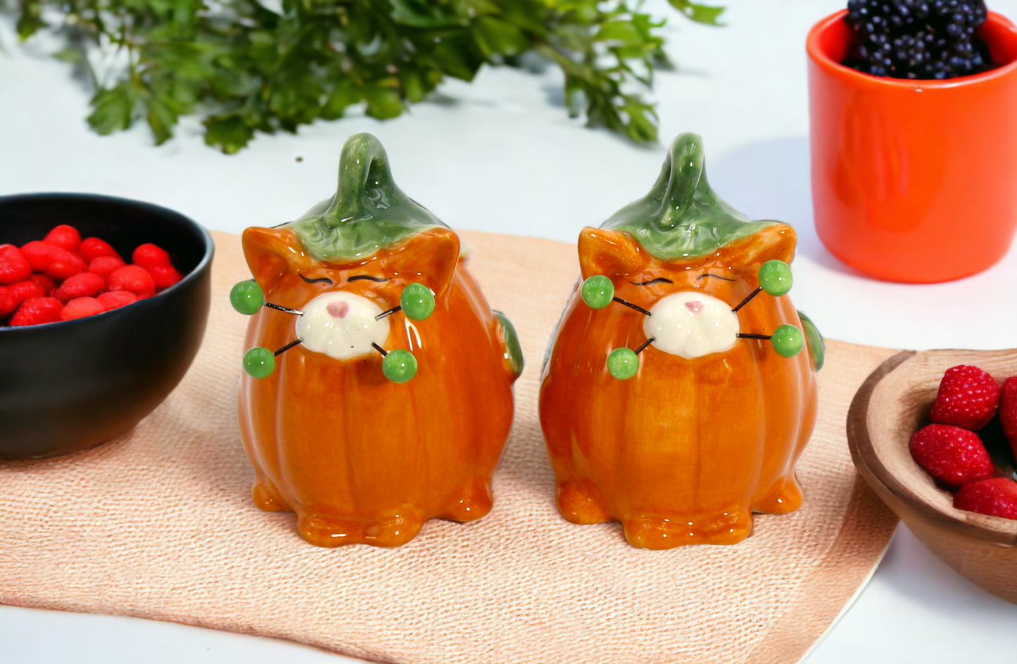 Ceramic Pumpkin Cats with Beaded Whiskers Salt and Pepper, Gift for Her, Gift for Mom, Kitchen Décor, Fall Décor, Halloween Décor