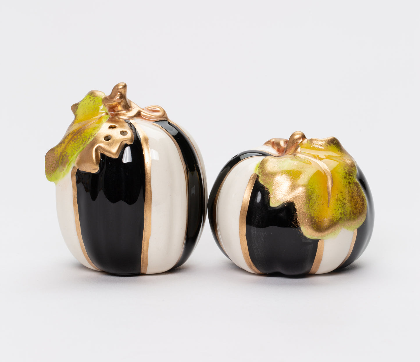 Ceramic Black and White Pumpkin Salt And Pepper Shakers, Home Décor, Gift for Her, Gift for Mom, Kitchen Décor, Fall Décor, Halloween Décor