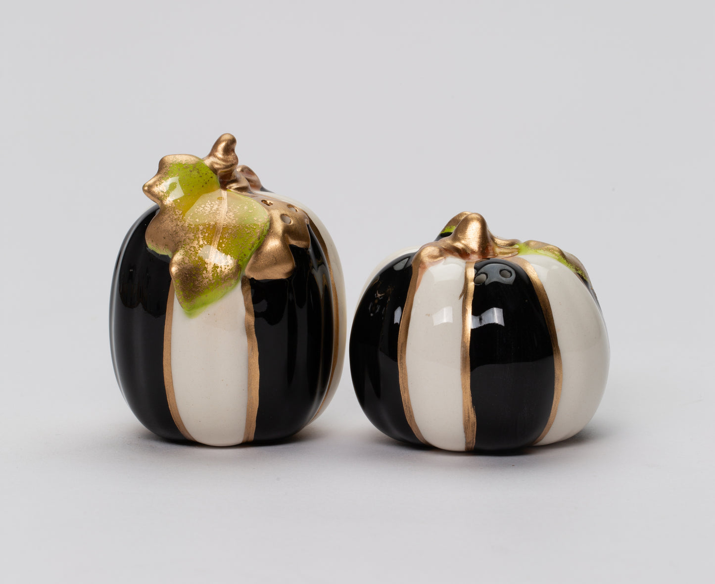 Ceramic Black and White Pumpkin Salt And Pepper Shakers, Home Décor, Gift for Her, Gift for Mom, Kitchen Décor, Fall Décor, Halloween Décor