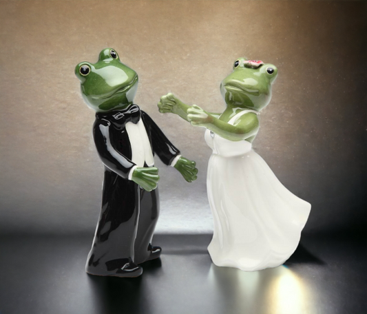 Frogs In Love - Frog Wedding Couple Salt & Pepper Shakers, Wedding Décor, Wedding Gift, Wedding Favor, Anniversary Décor, Anniversary Gift