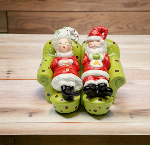 Ceramic Christmas Decor Santa and Mrs. Claus Taking a Nap Salt and Pepper Shakers, Home Décor, Gift for Her, Gift for Mom, Kitchen Décor