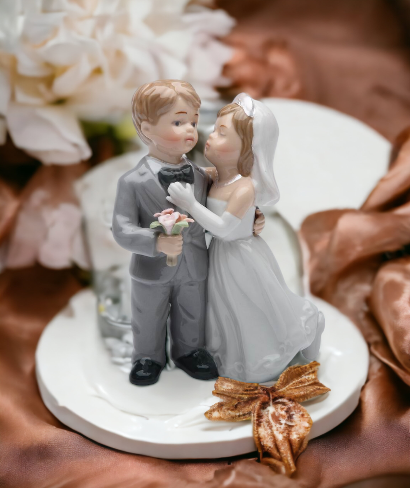 Hand Painted Ceramic Kissing Wedding Couple Figurine, Wedding Décor, Wedding Gift, Wedding Favor, Anniversary Décor, Anniversary Gift