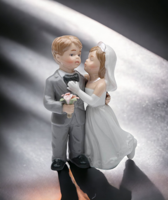 Hand Painted Ceramic Kissing Wedding Couple Figurine, Wedding Décor, Wedding Gift, Wedding Favor, Anniversary Décor, Anniversary Gift