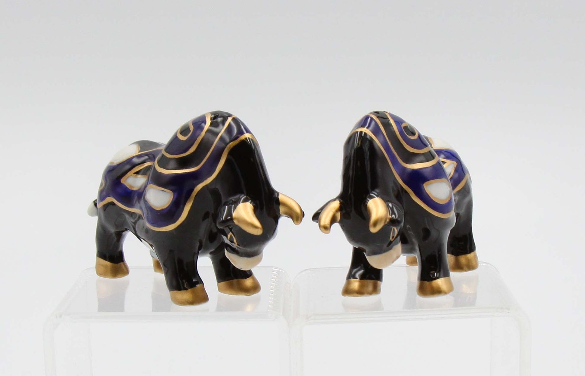 Black Bull Salt And Pepper Shaker Set - kevinsgiftshoppe