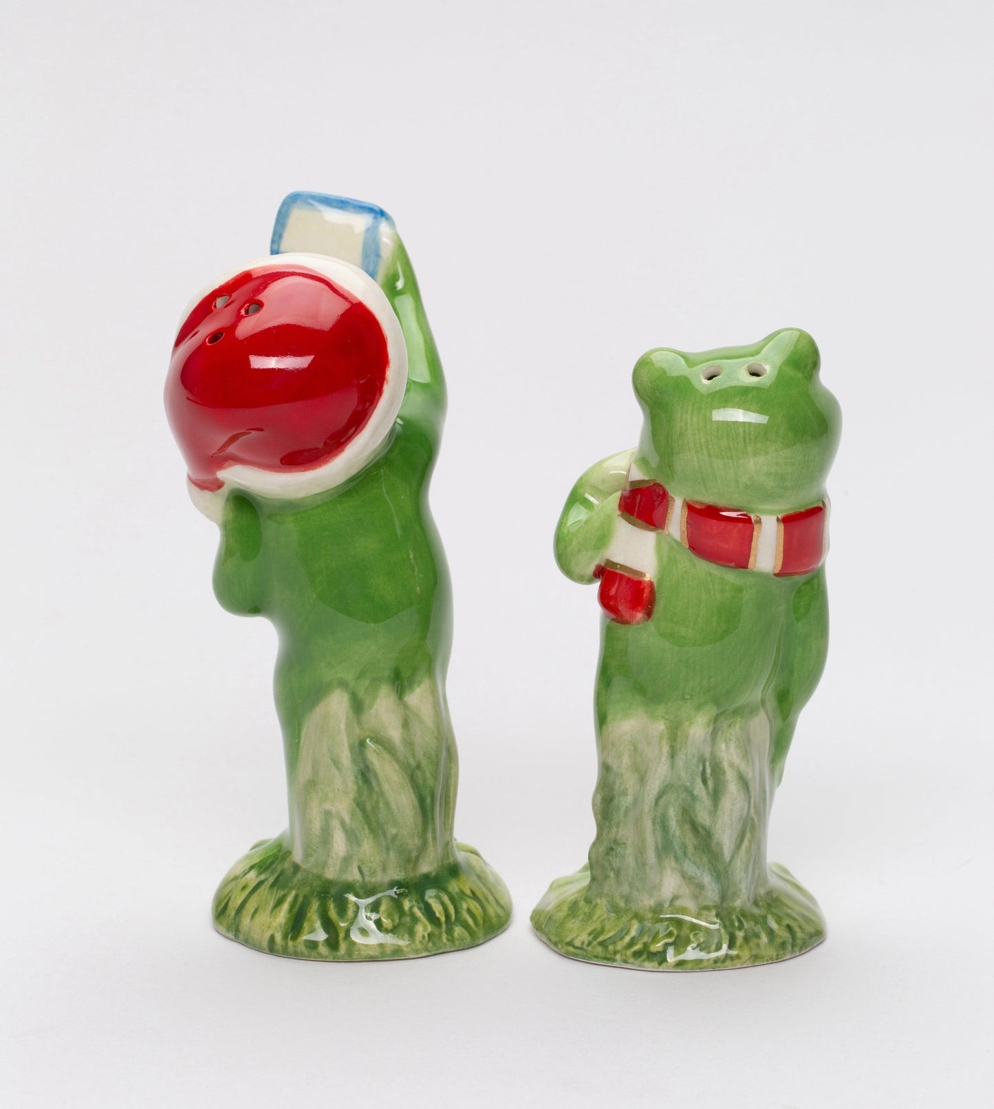Ceramic Christmas Frog Couple Taking A Selfie Salt and Pepper Shakers Home Décor Gift for Her Mom Kitchen Décor