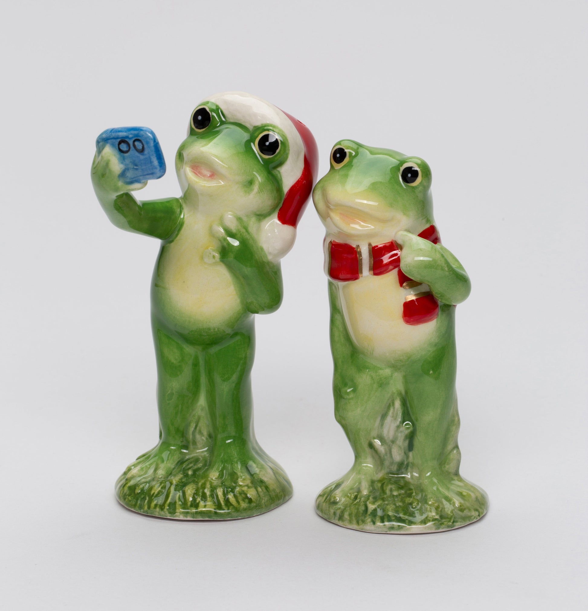Ceramic Christmas Frog Couple Taking A Selfie Salt and Pepper Shakers Home Décor Gift for Her Mom Kitchen Décor
