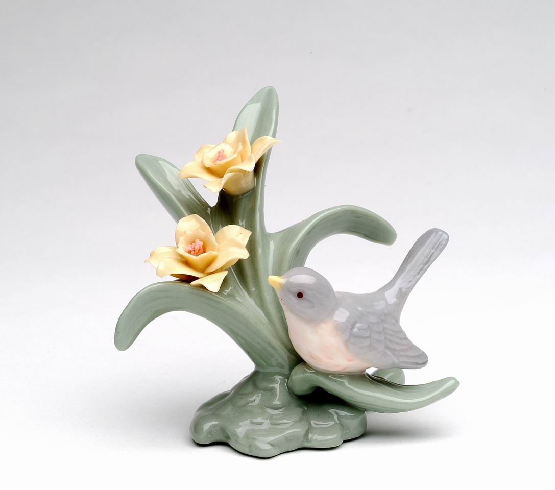 Ceramic Mini Robin Bird With Daffodil Flower Figurine Home Décor Gift for Her Mom Kitchen Décor Birdwatcher Gift