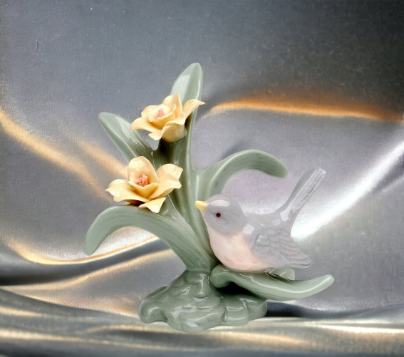 Ceramic Mini Robin Bird With Daffodil Flower Figurine Home Décor Gift for Her Mom Kitchen Décor Birdwatcher Gift