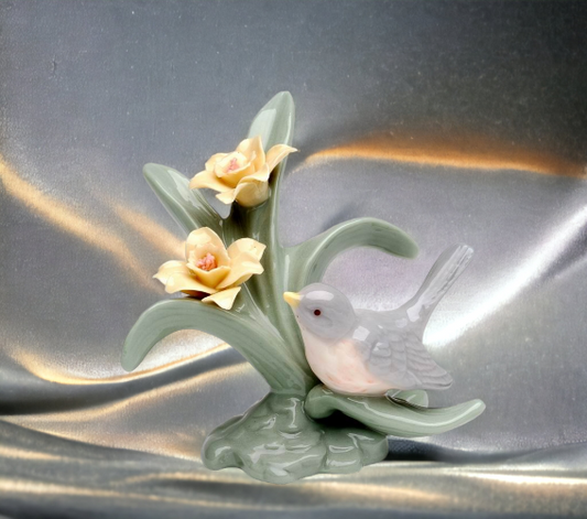 Ceramic Mini Robin Bird With Daffodil Flower Figurine Home Décor Gift for Her Mom Kitchen Décor Birdwatcher Gift