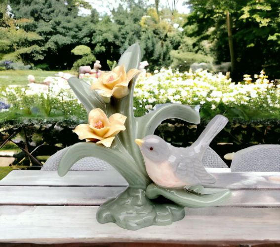 Ceramic Mini Robin Bird With Daffodil Flower Figurine Home Décor Gift for Her Mom Kitchen Décor Birdwatcher Gift