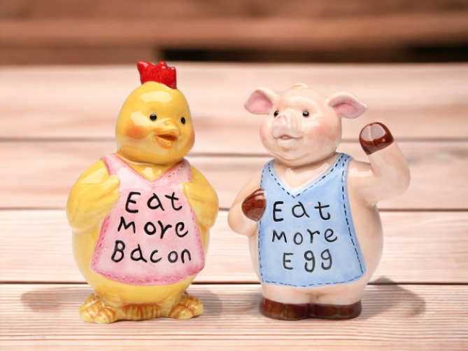 Ceramic Pig and Chicken Salt and Pepper Shakers Home Décor Gift for Her Mom Farmhouse Kitchen Décor Vintage Decor