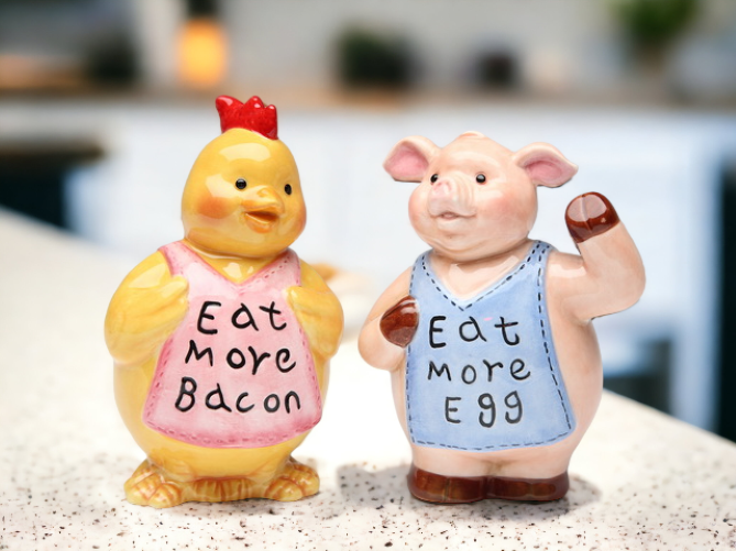 Ceramic Pig and Chicken Salt and Pepper Shakers Home Décor Gift for Her Mom Farmhouse Kitchen Décor Vintage Decor