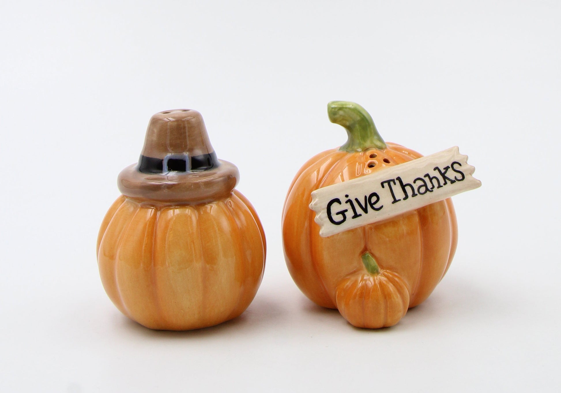 Ceramic Pumpkins with Pilgrim Hat and ’Give Thanks’ Salt and Pepper Gift for Her Mom Kitchen Décor Fall Décor