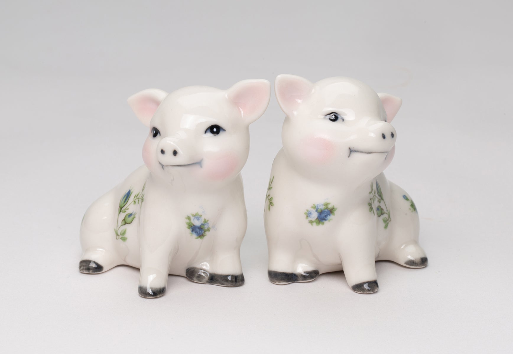Ceramic Victorian Pig With Blue Rose Pattern Salt And Pepper Shakers Farm Country House Decor Gift for Mom - Salt &