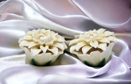 Ceramic White Daisy Flower Salt & Pepper Shakers Home Décor Gift for Her Gift for Mom Kitchen Décor Wedding Decor