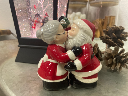 Ceramic Christmas Decor Kissing Santa and Mrs. Claus Salt And Pepper Shakers, Home Décor, Gift for Her, Gift for Mom, Kitchen Décor