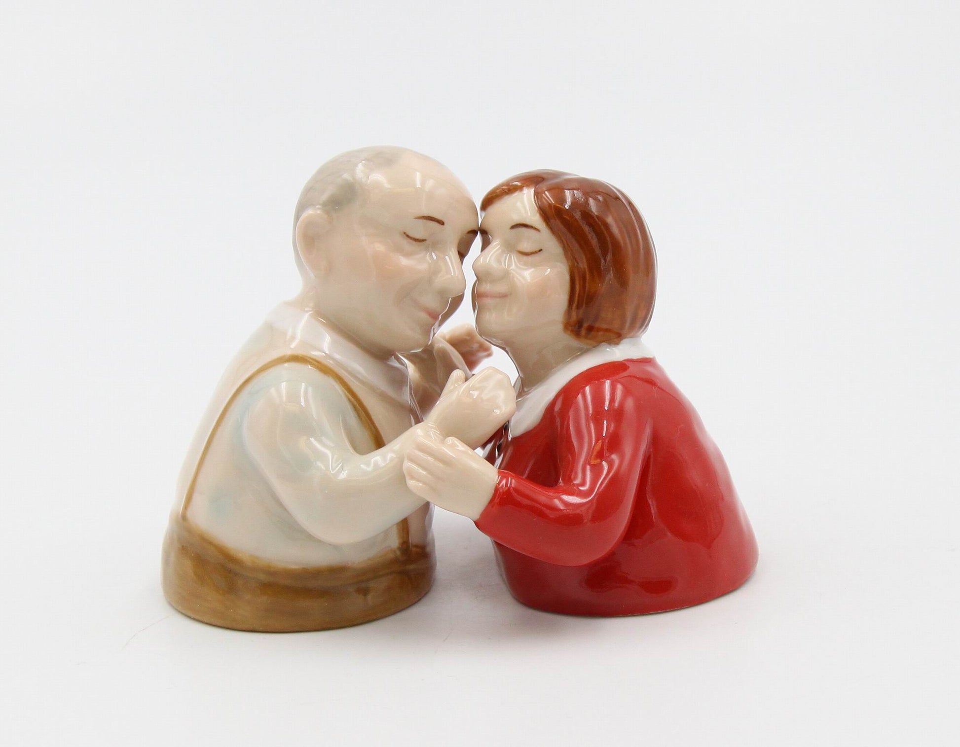 Grandparents Kissing Salt And Pepper - kevinsgiftshoppe