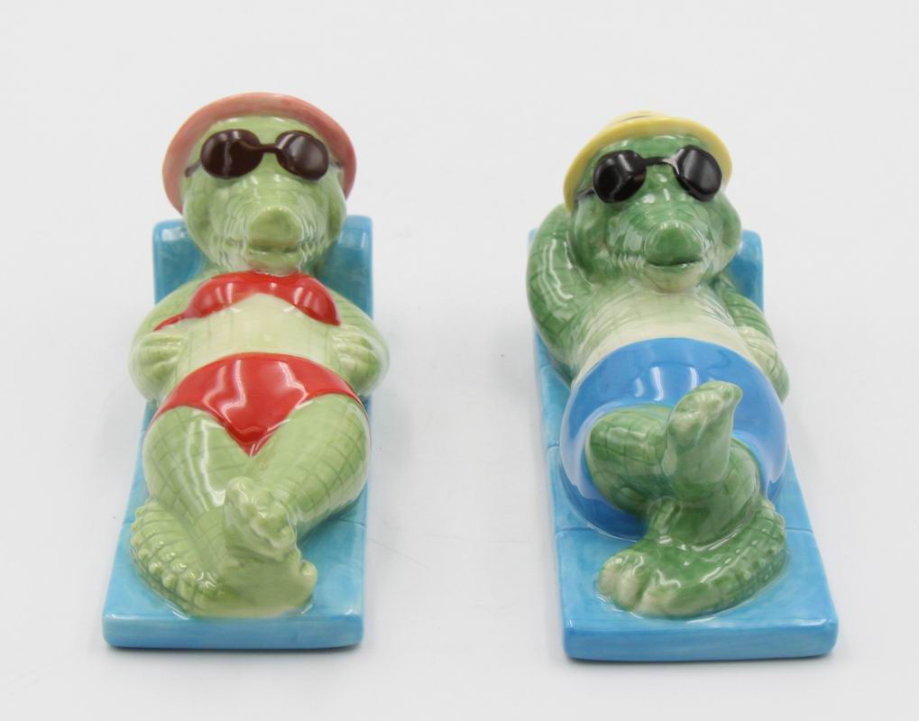 Ceramic Alligator Couple Bathing in the Sun Salt and Pepper Shakers, Home Décor, Gift for Her, Gift for Mom, Kitchen Décor