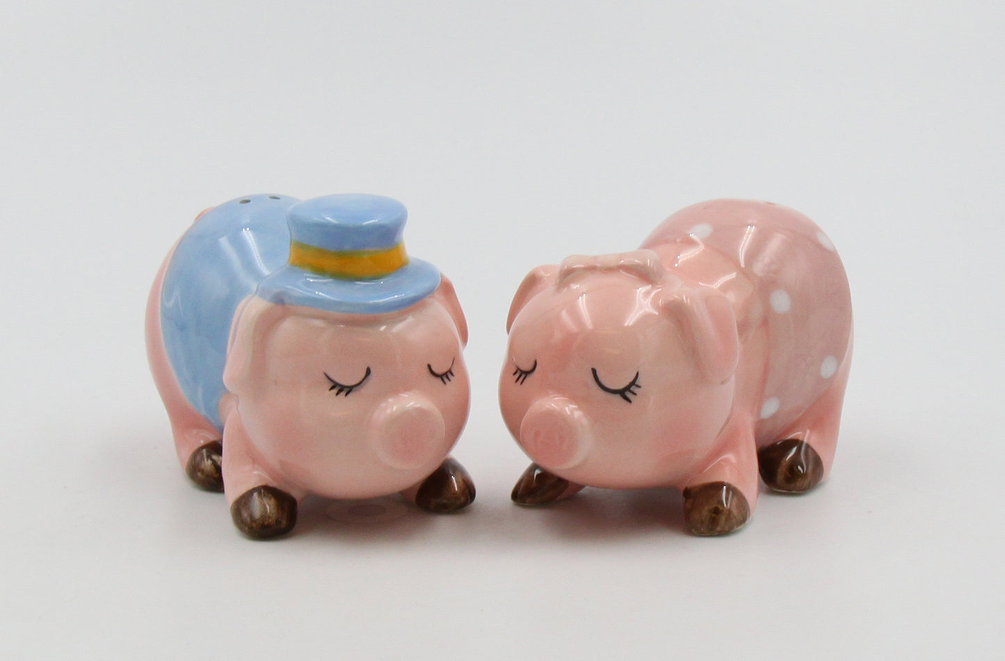 Kissing Pigs Salt And Pepper - kevinsgiftshoppe