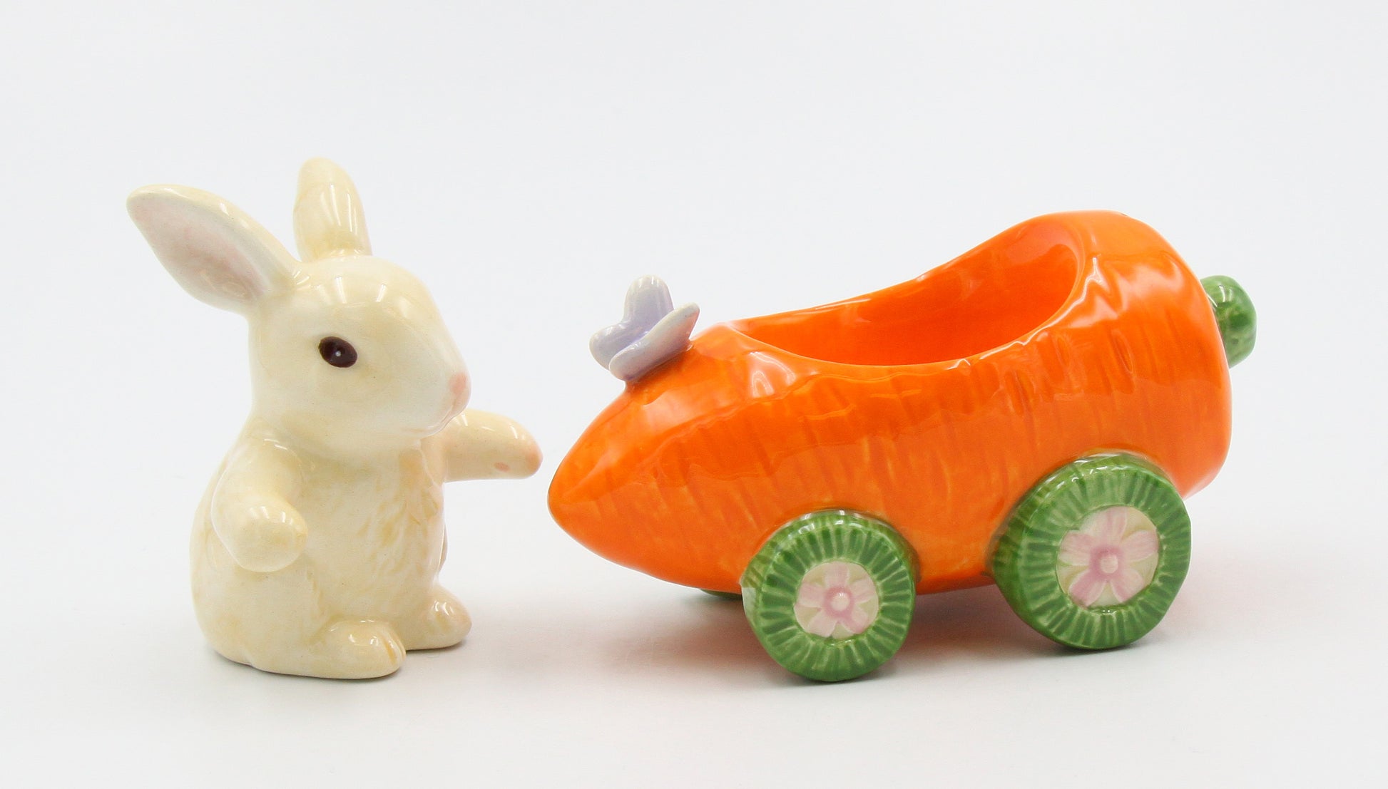 Easter Rabbit In Carrot Car Salt And Pepper - kevinsgiftshoppe