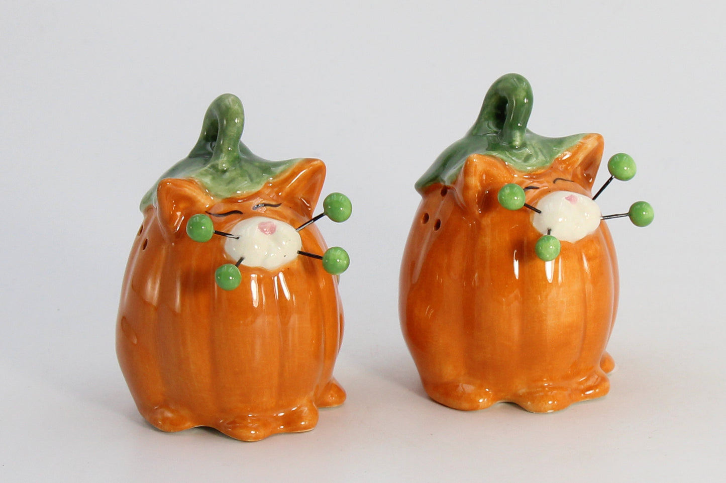 Ceramic Pumpkin Cats with Beaded Whiskers Salt and Pepper, Gift for Her, Gift for Mom, Kitchen Décor, Fall Décor, Halloween Décor