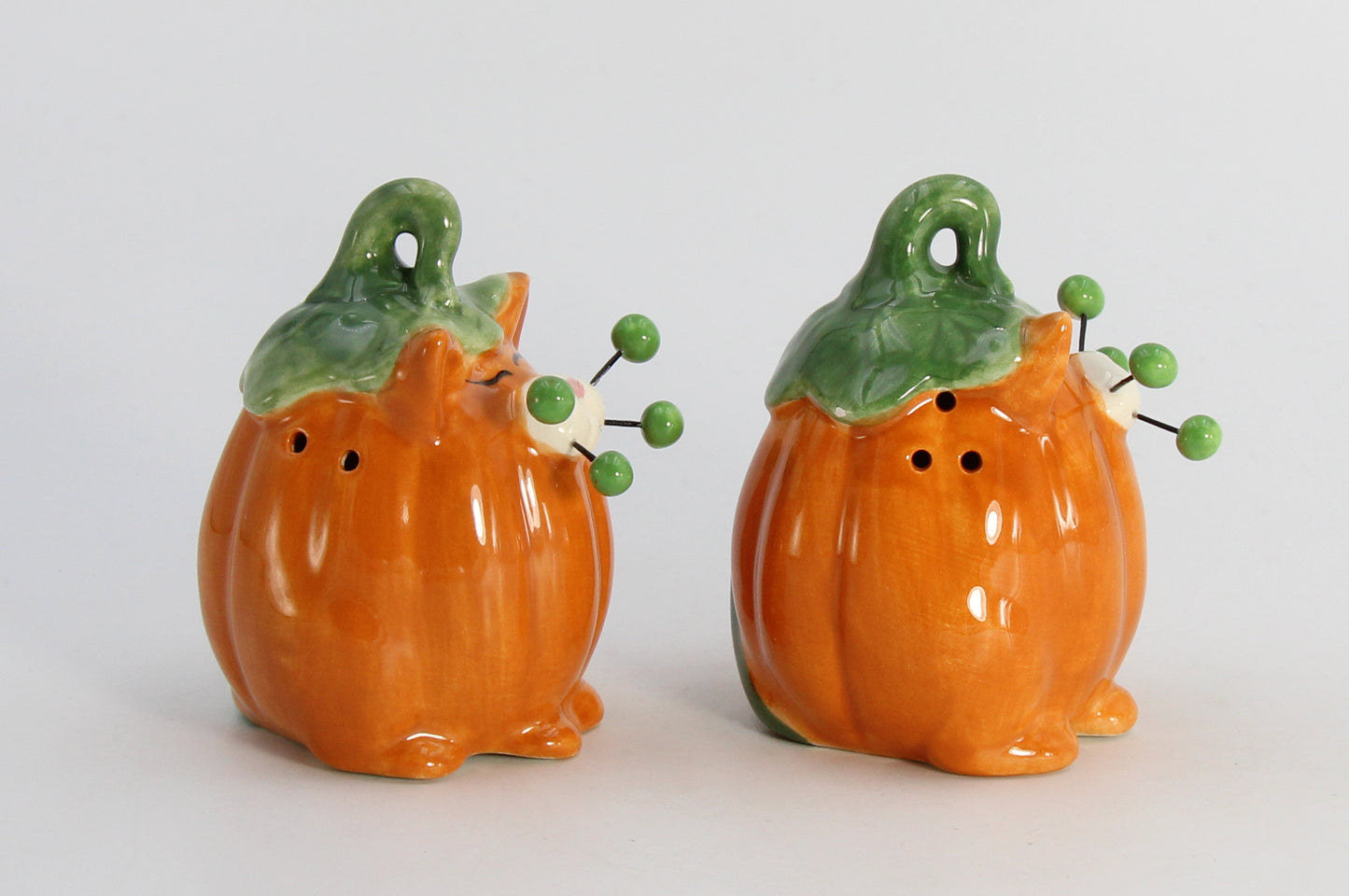 Ceramic Pumpkin Cats with Beaded Whiskers Salt and Pepper, Gift for Her, Gift for Mom, Kitchen Décor, Fall Décor, Halloween Décor