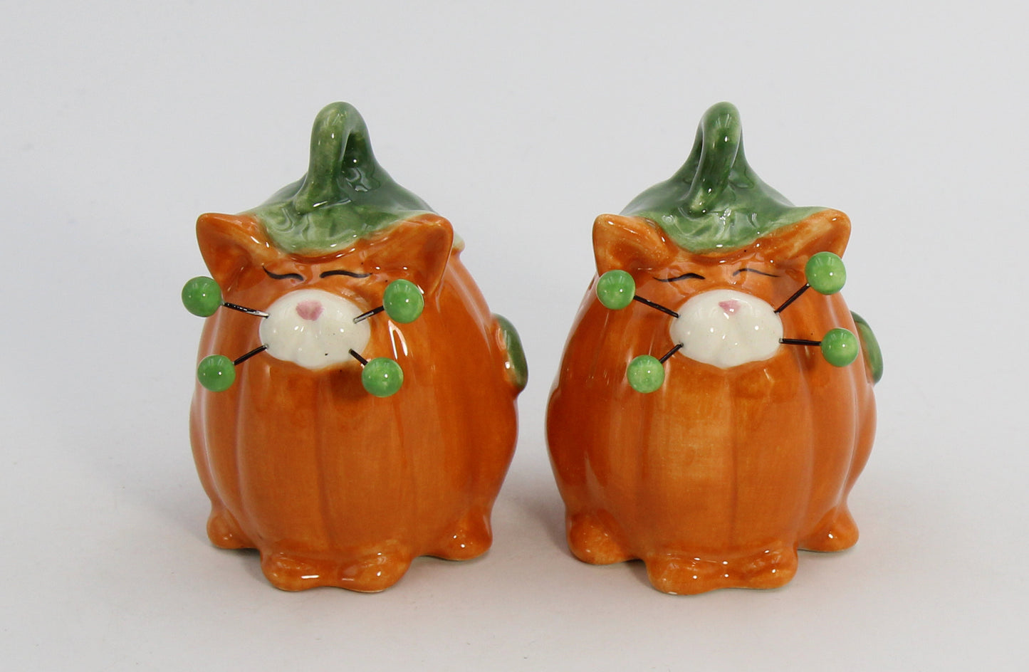 Ceramic Pumpkin Cats with Beaded Whiskers Salt and Pepper, Gift for Her, Gift for Mom, Kitchen Décor, Fall Décor, Halloween Décor