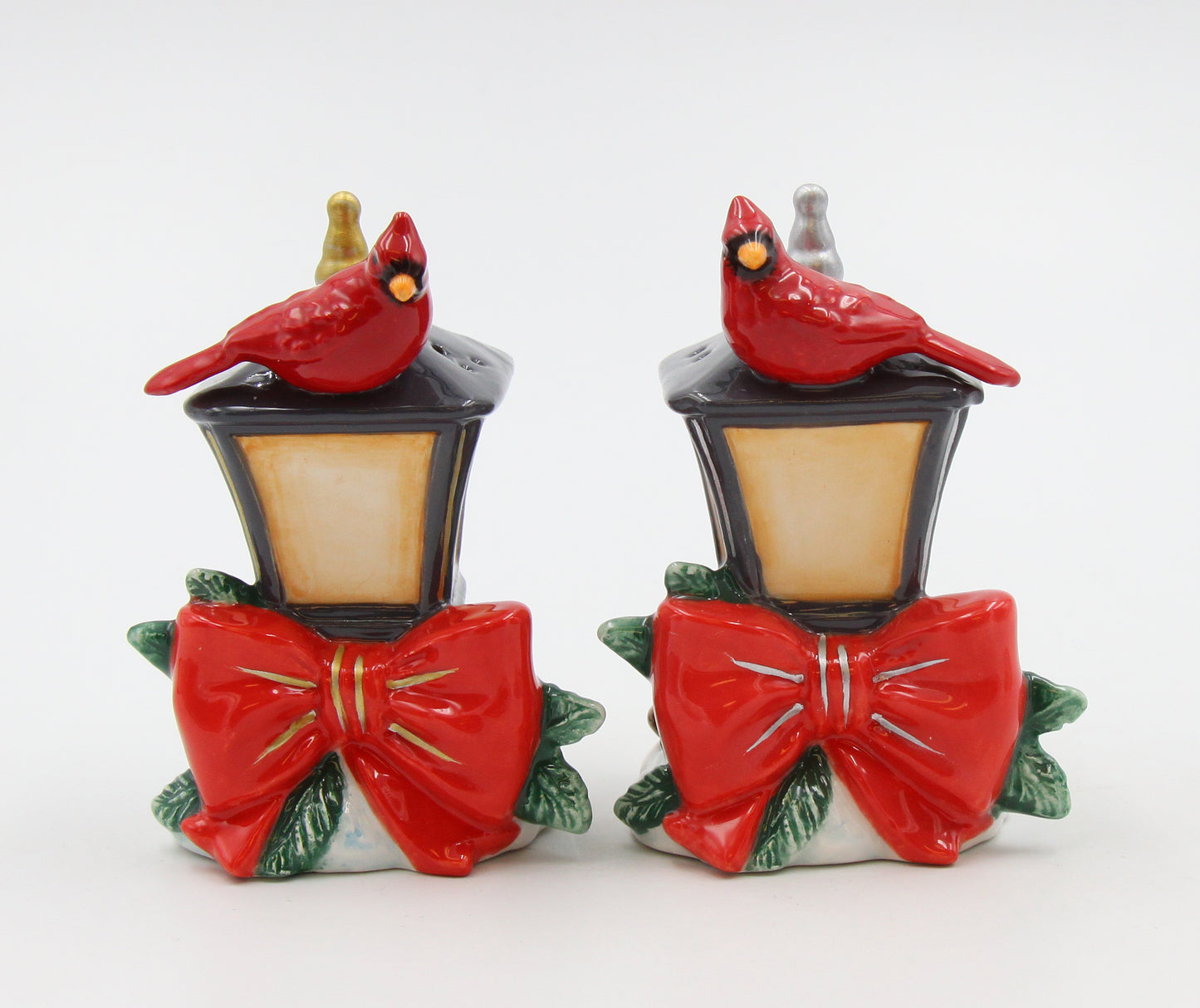 Ceramic Cardinal Bird on Lamp Post Christmas Decor Salt And Pepper Shakers, Home Décor, Gift for Her, Gift for Mom, Kitchen Décor