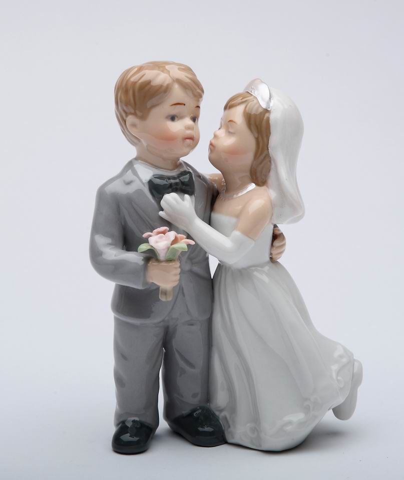 Kissing Wedding Couple Figurine - kevinsgiftshoppe
